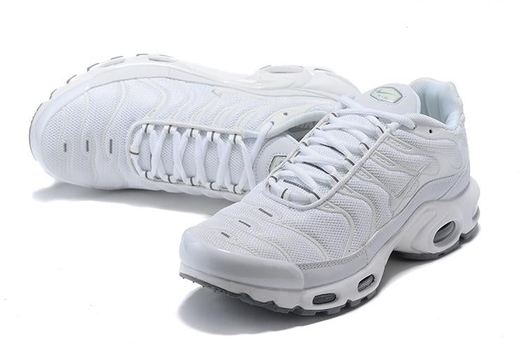 TÊNIS NIKE AIR MAX PLUS TN TRIPLE WHITE (SOLA CINZA)